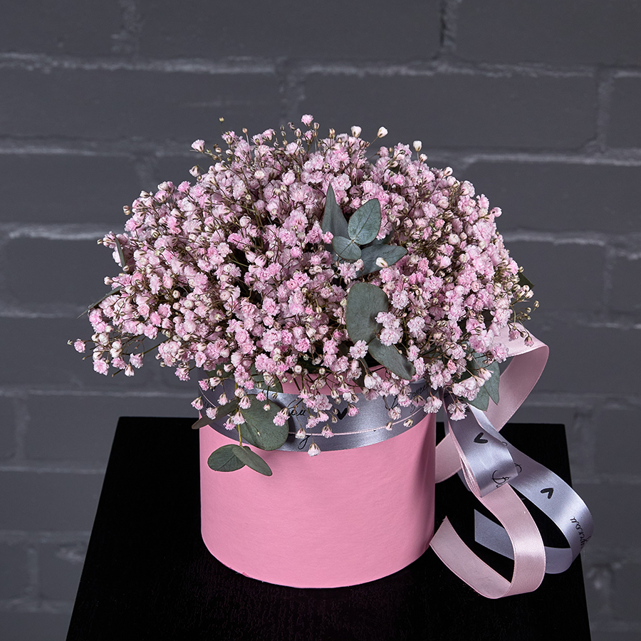 Коробка с цветной гипсофилой.