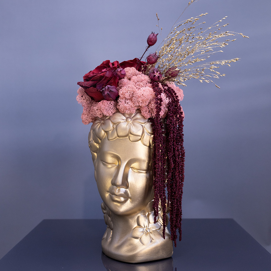 Композиция из стабилизированных цветов в золотом гипсовом кашпо