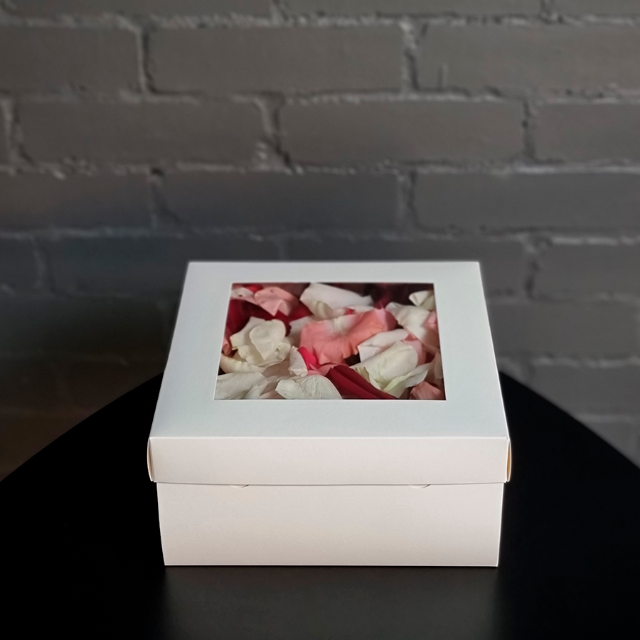 Лепестки роз в белой коробке, размера "L".