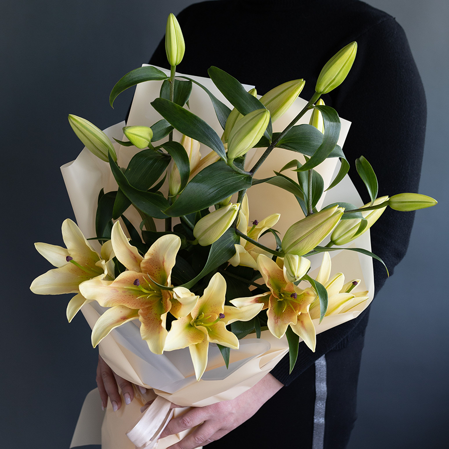 Монобукет из ароматной восточной лилии.