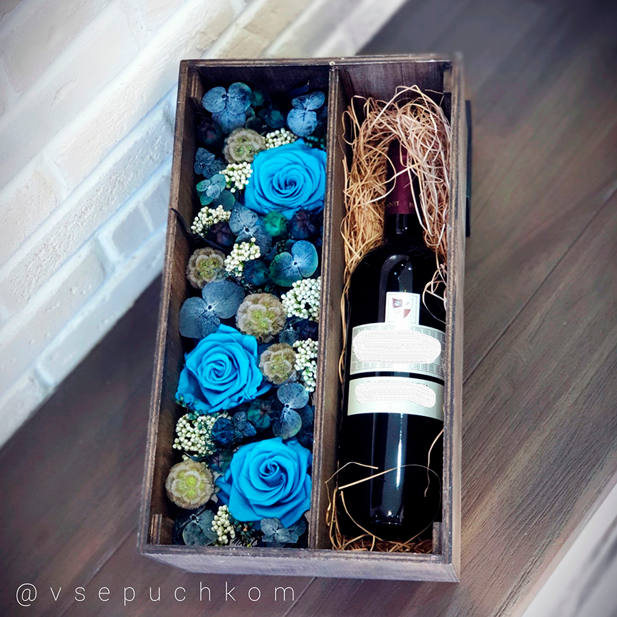 Коробка для вина, с композицией из стабилизированных цветов.
