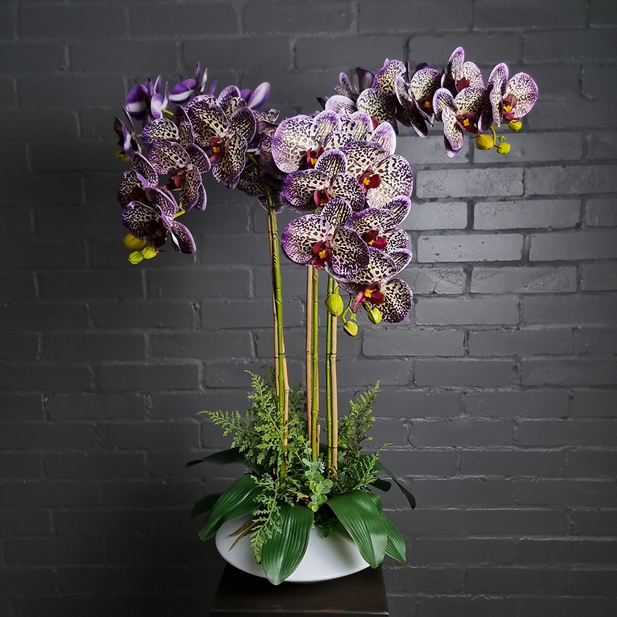 Искусственные фаленопсисы в керамическом кашпо.