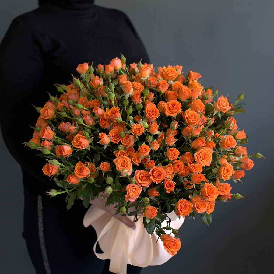 Букет из кустовых оранжевых роз