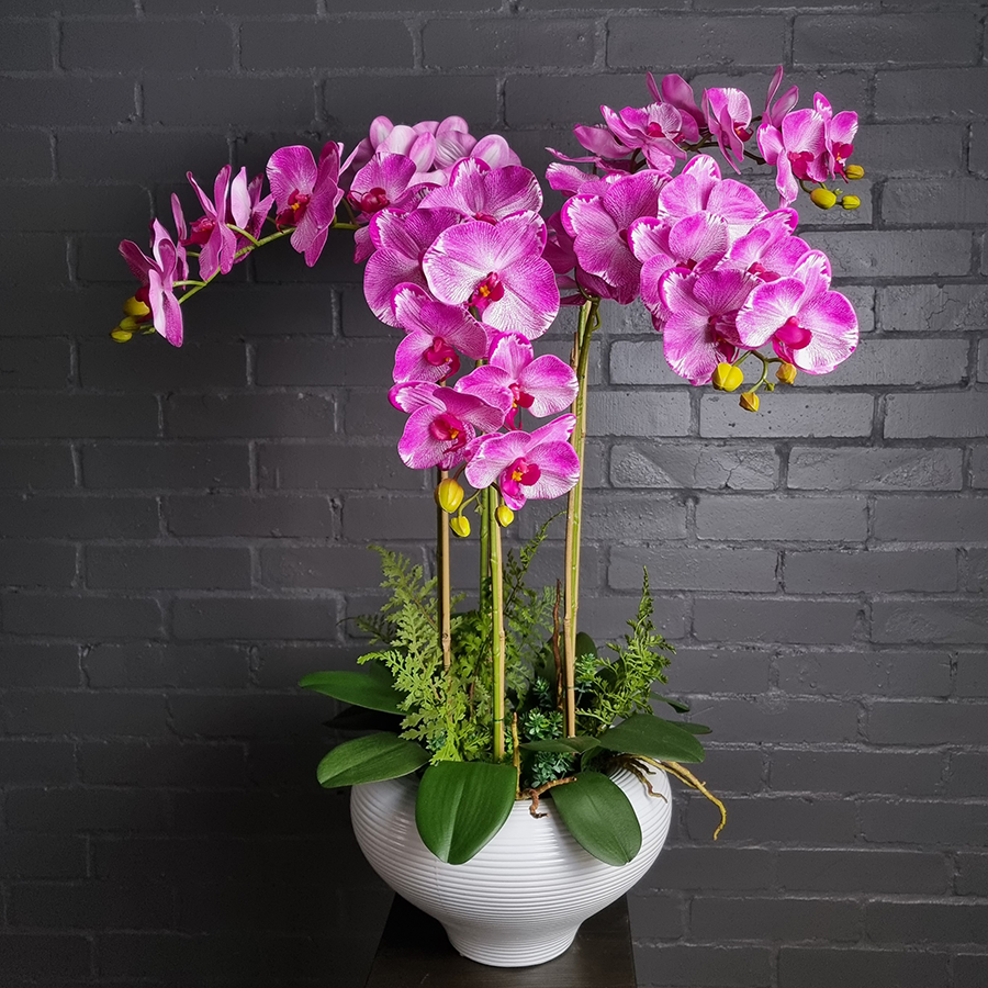 Искусственные фаленопсисы в керамическом кашпо.