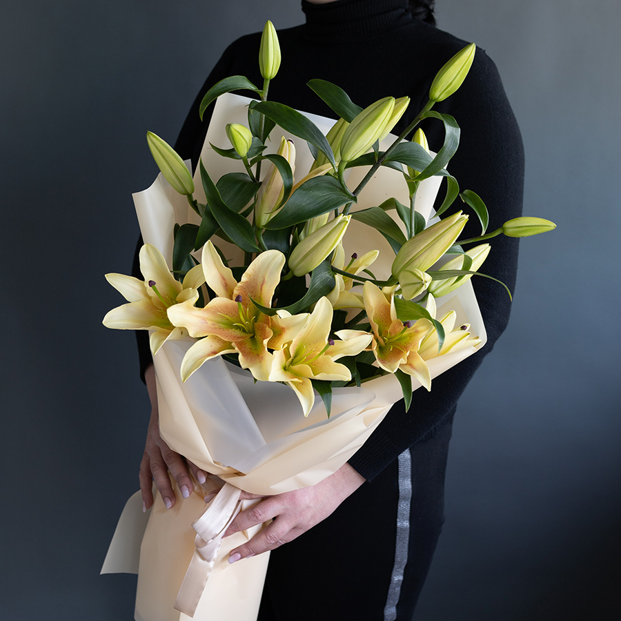 Монобукет из ароматной восточной лилии.