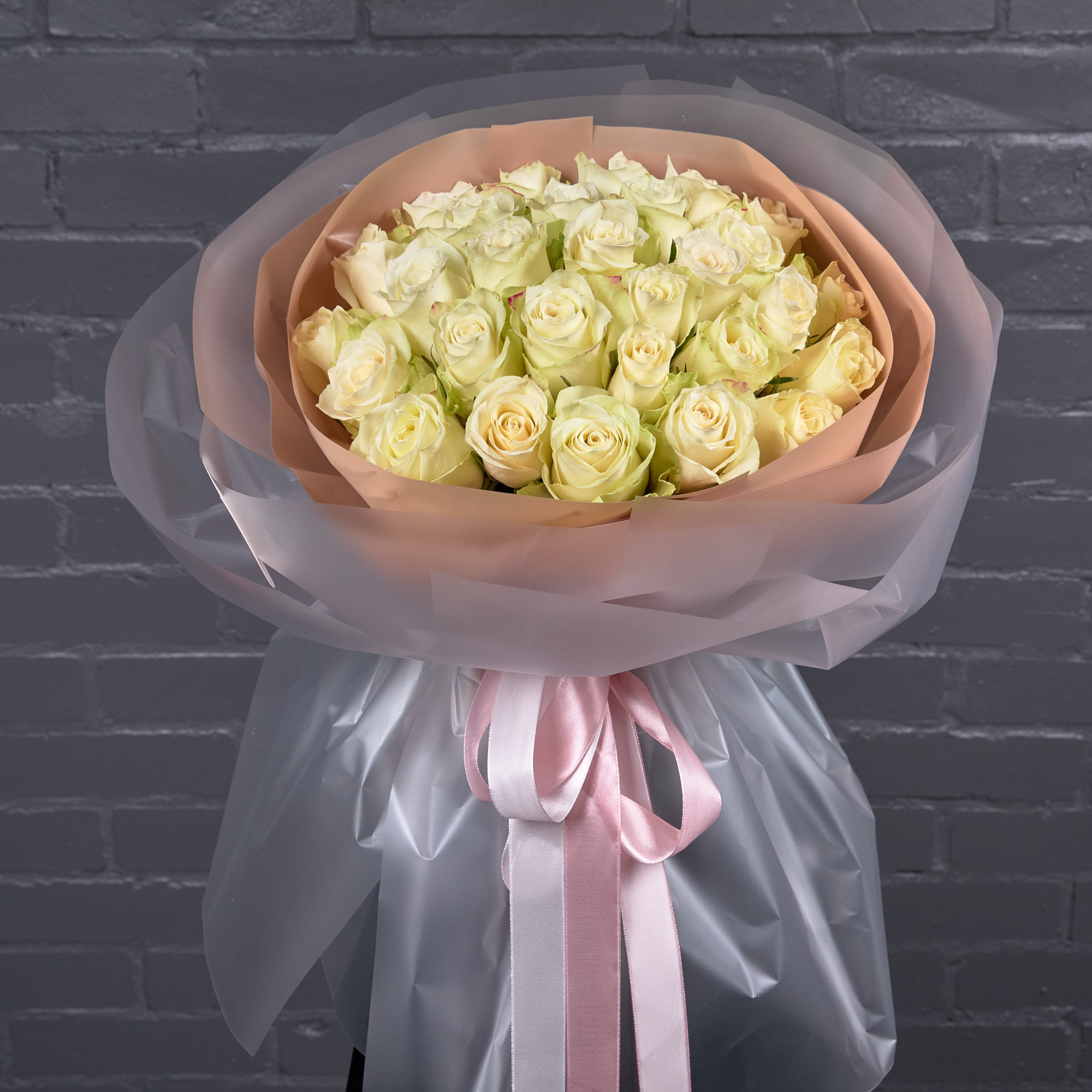 Букет из 31 кенийской розы, кремового цвета.