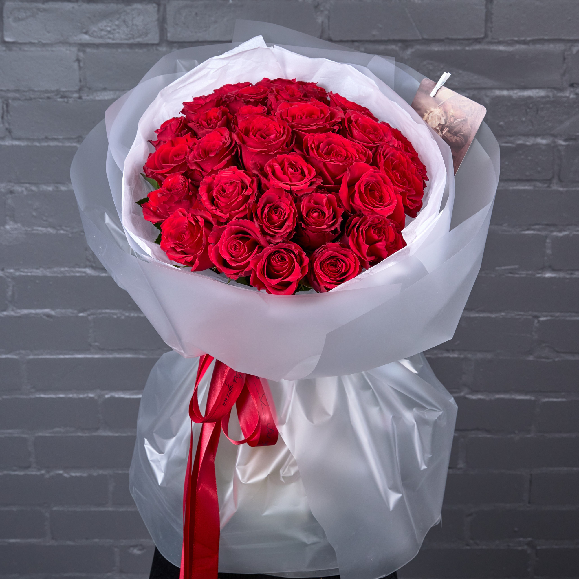 Букет из 31 кенийской красной розы.